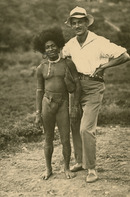 „2 aus dem Stamm Gobi“ Foto: Eduard Gangl (vermutl. per Selbstauslöser), 1924–1930, Dorf PoPo, Golf-Provinz, (damals) Britisch Neuguinea, rechts: Eduard Gangl, links: nicht identifizierte Person, 5,6 x 8,9 cm, MFK, Inv.Nr. FO-107-1-31