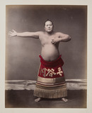 Sumô-Ringer, Fotograf unbekannt, ca.1880-1910, Tokio, Yokohama/Japan, Albumin-Abzug handkoloriert, Museum Fünf Kontinente, Inv.Nr. FO-22-1-41