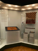 Marie-Theres Wandinger (2020): Vitrine (präkolumbianische Textilien aus Peru) im neuen Ausstellungsraum im Museum Fünf Kontinente.
