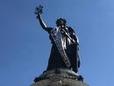 „Freiheit, Freude und Gerechtigkeit für alle“: Der Marianne-Statue umgehängter Banner, Place de la Republique (D. Rubner 2022)